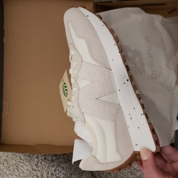 2023 New Balance 327 Women Size 7.5 - Picture 11 of 12